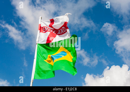 Englische St. George-Flagge und brasilianischen Nationalflagge fliegen gemeinsam vor der Fußball-WM 2014. Stockfoto