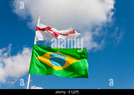 Englische St. George-Flagge und brasilianischen Nationalflagge fliegen gemeinsam vor der Fußball-WM 2014. Stockfoto