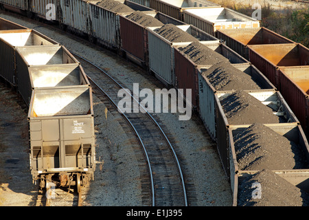 Reihen von Güterwagen mit Kohle aus bergspitzeabbau Website, Appalachia, Wise County, Virginia, USA Stockfoto