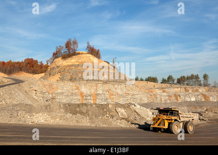 Bergbau Dump Truck auf ausgegraben Bergspitze, Appalachia, Wise County, Virginia, USA Stockfoto