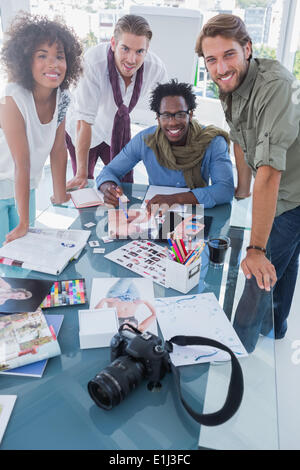 Foto-Editoren in die Kamera Lächeln Stockfoto