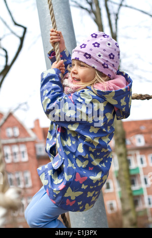 Kleines Mädchen mit einem Seil schwingen Stockfoto