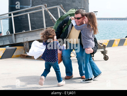 U.S. Navy Lt. Jordan Sims, Schiff? s Navigator, Umarmungen seine Kinder nach der nuklearen u-Boot USS Cheyenne (SSN-773) angreifen kommen Stockfoto