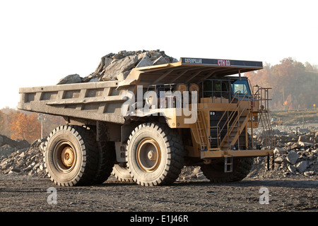 Bergbau Dump Truck entfernen Rock von Bergspitze, Appalachia, Wise County, Virginia, USA Stockfoto