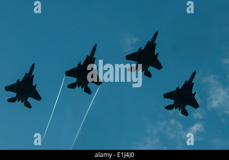 Flugzeuge der US Air Force F-15E Strike Eagle führen eine Antenne Demonstration während einer Beerdigung auf dem Arlington National Cemetery für Stockfoto