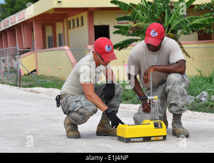 US Air Force Master Sgt. Michael Carlson und Staff Sgt Brian Richardson, technische Assistenten mit der 823. schnelle Enginee Stockfoto