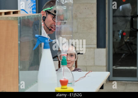 Jerusalem, Israel. 5. Juni 2014. Ein Wissenschaftler demonstriert das brennbare Potenzial von brennbaren Gasen und eines elektrischen Funkens. Das Bloomfield Science Museum eröffnet der Jerusalem Mini Maker Faire in die "Macher" aus Israel und dem Ausland zeigen ihre Erfindungen und interaktive Workshops zu halten. Bildnachweis: Nir Alon/Alamy Live-Nachrichten Stockfoto