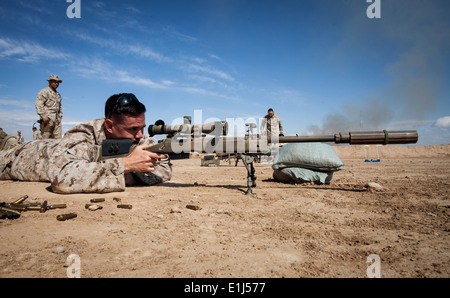 US Marine Corps 1st Lt. Nathan M. Brown, mit Regimental Combat Team 7, greift ein Ziel bei einer live-Feuer-Reihe auf Camp-Leder Stockfoto