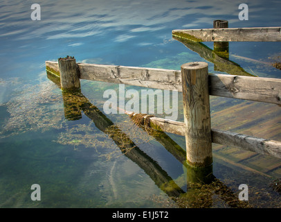 Alte hölzerne Anlegestelle in EINEN ruhigen See Stockfoto