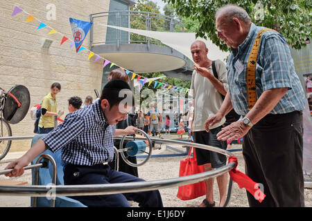 Jerusalem, Israel. 5. Juni 2014. DIDI VARDI, 80, zeigt die Kräfte der Physik. Das Bloomfield Science Museum eröffnet der Jerusalem Mini Maker Faire in die "Macher" aus Israel und dem Ausland zeigen ihre Erfindungen und interaktive Workshops zu halten. Bildnachweis: Nir Alon/Alamy Live-Nachrichten Stockfoto