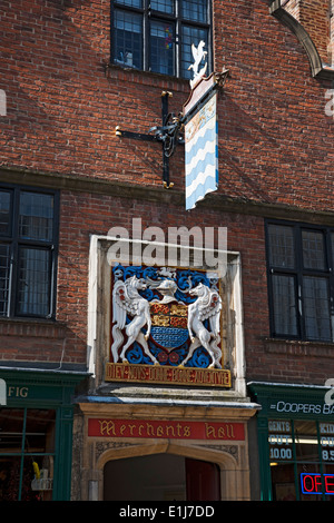 Nahaufnahme von Schild und Plaque-Wappen außerhalb der Merchant Adventurers Hall York North Yorkshire England Großbritannien GB Großbritannien Stockfoto