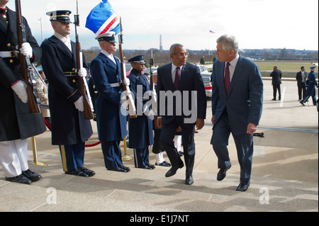 US-Verteidigungsminister Chuck Hagel, Recht, beherbergt eine Ehre Cordon, Kap Verde Premierminister José Maria Neves, th begrüßen zu dürfen Stockfoto