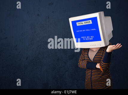 Person mit einem Monitor Kopf und schwerwiegender Fehler blauen Bildschirm auf dem display Stockfoto