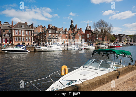 Boote Boot auf dem Fluss Ouse in King's Staith festgemacht Im Frühjahr York North Yorkshire England Vereinigtes Königreich GB Großbritannien Stockfoto