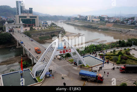 Kunming. 21. November 2009. Diese Datei Foto am 21. November 2009 zeigt Hekou Land Hafen an der chinesisch-vietnamesischen Grenze im Südwesten der chinesischen Provinz Yunnan. Yunnan hat ein Transportnetzwerk aufgebaut, das seinen drei Nachbarn, Laos, Vietnam und Myanmar, in einem Versuch zu der Provinz Offenheit für Südostasien und dem indischen Ozean verbindet. © Lin Yiguang/Xinhua/Alamy Live-Nachrichten Stockfoto