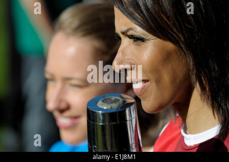 Tonbridge, Kent, UK. 5. Juni 2014. Der Königin Baton Relay erreicht Tonbridge, Kent, auf dem Weg zu den Commonwealth Games in Glasgow. Athleten Kelly Holmes und Lizzy Yarnold hinter Stockfoto