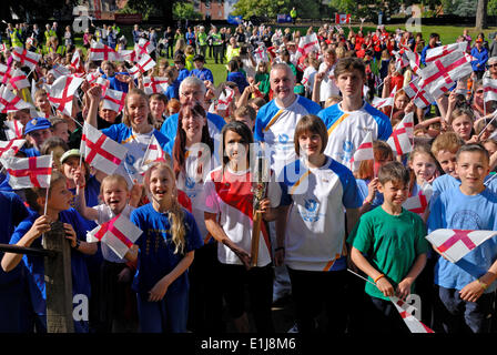 Tonbridge, Kent, UK. 5. Juni 2014. Der Königin Baton Relay erreicht Tonbridge auf dem Weg zu den Commonwealth Games in Glasgow. Athleten Dame Kelly Holmes, Lizzy Yarnold und Millie Knight schließen Maidstone MP und Sport Minister Helen Grant an ein Morgen-Event mit Schulkindern in Tonbridge Castle Stockfoto