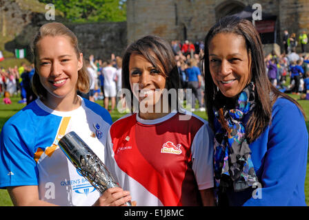 Tonbridge, Kent, UK. 5. Juni 2014. Der Königin Baton Relay erreicht auf dem Weg zu den Commonwealth Games in Glasgow. Athleten Dame Kelly Holmes und Lizzy Yarnold treten bei Maidstone MP und Sport Minister Helen Grant bei einem Morgen-Event mit Schulkindern in Tonbridge Castle. Stockfoto