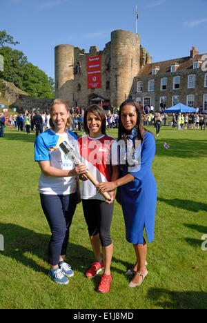 Tonbridge, Kent, UK. 5. Juni 2014. Der Königin Baton Relay erreicht Tonbridge auf dem Weg zu den Commonwealth Games in Glasgow. Athleten Dame Kelly Holmes und Lizzy Yarnold treten bei Maidstone MP und Sport Minister Helen Grant bei einem Morgen-Event mit Schulkindern in Tonbridge Castle. Stockfoto