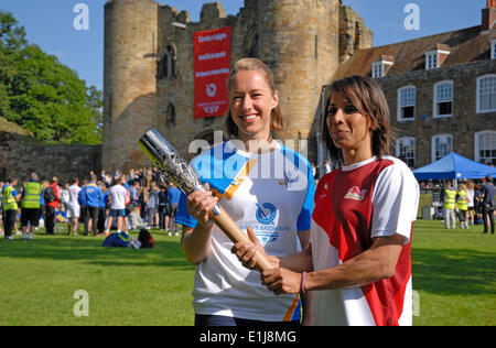 Der Königin Baton Relay erreicht Tonbridge auf dem Weg zu den Commonwealth Games in Glasgow. Athleten Lizzy Yarnold und Kelly Holmes mit dem Taktstock Stockfoto