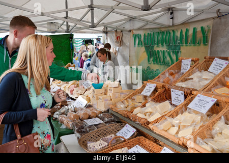 Leute, die Käseproben auf dem Marktstand kaufen, kaufen York North Yorkshire England Vereinigtes Königreich GB Großbritannien Stockfoto