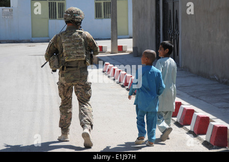 US-Armee 1.. Lt. Robert Wolfe, Sicherheit Kraft Zugführer mit Farah Provincial Reconstruction Team, Gespräche mit Kindern Stockfoto