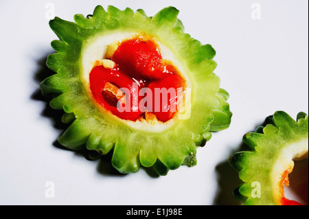 Scheiben von Bittermelone, Karela (Momordica Charantia), Pune, Maharashtra, Indien Stockfoto