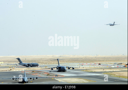 Eine US Luftwaffe c-17 Globemaster III Flugzeug bereitgestellt vom Luftwaffenstützpunkt Dover, Delaware, hebt der Piste mit einer unbekannten Stockfoto