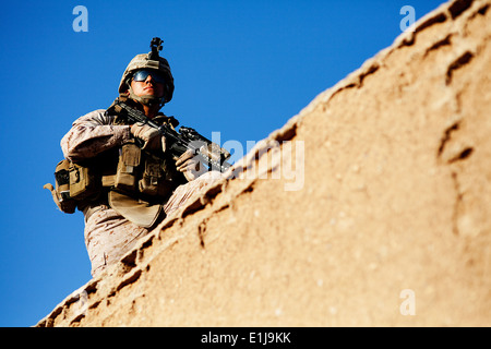 U.S. Marine Corps Lance Cpl. Pablo Perez, ein Schütze mit Kilo Unternehmen, 3. Bataillon, 4. Marine Regiment, bietet Sicherheit d Stockfoto