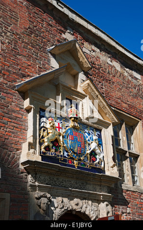 Nahaufnahme von Crest über dem Eingang zu Kings Manor, dem City Campus der University of York North Yorkshire England Großbritannien Stockfoto