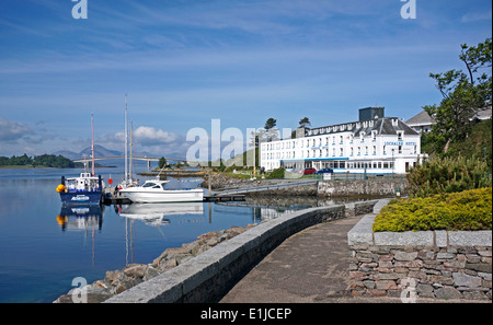 Seaprobe Atlantis vertäut am Kyle of Lochalsh im Hochland Schottlands mit Skye Bridge und Lochalsh hotel Stockfoto