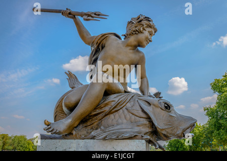 Nahaufnahme einer Statue auf der Pont Alexandre III in Paris, Frankreich Stockfoto