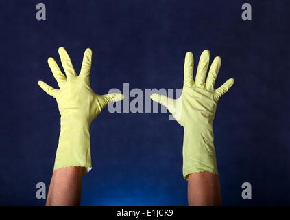 Hände in Gummihandschuhe Stockfoto