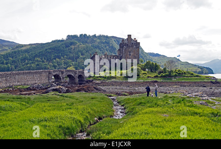 Eilean Donan Castle in Dornie in Highland Schottland vom Norden zeigt der Eingang-Brücke links Stockfoto