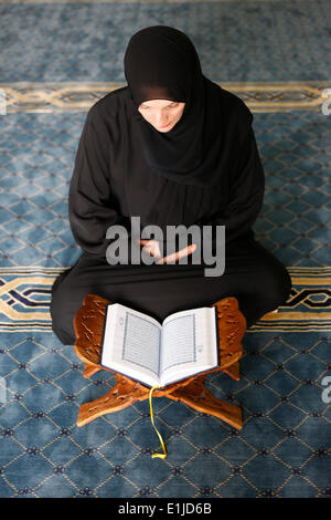 Kuran lesen in einer Moschee Stockfoto