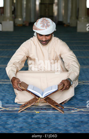 Kuran lesen in einer Moschee Stockfoto