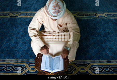 Kuran lesen in einer Moschee Stockfoto