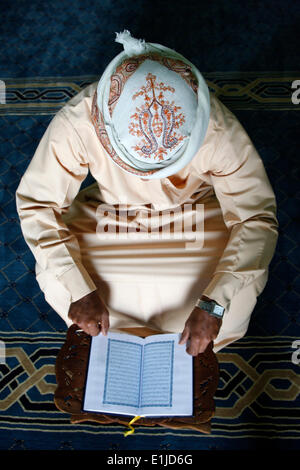 Kuran lesen in einer Moschee Stockfoto