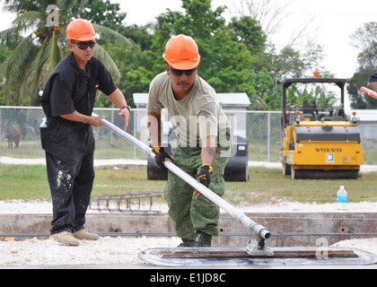 Belize Defence Force Lance Cpl. Elias Camara, rechts, und Belize Defence Force Pvt. Leovildo Santos, Ingenieure aus der Licht-En Stockfoto