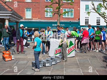 Teilnehmer am Start des City Orienteering Laufens York North Yorkshire England Großbritannien Großbritannien Großbritannien Großbritannien Großbritannien Großbritannien Großbritannien Großbritannien Großbritannien Großbritannien Großbritannien Großbritannien Großbritannien Großbritannien Großbritannien Stockfoto