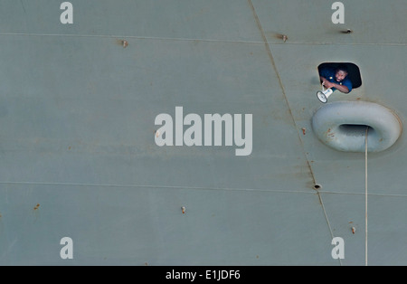 Ein US-Matrose an Bord des Flugzeugträgers USS John C. Stennis (CVN-74) gibt Richtungen an Linie Handler Expeditionary bei der Ankunft Stockfoto