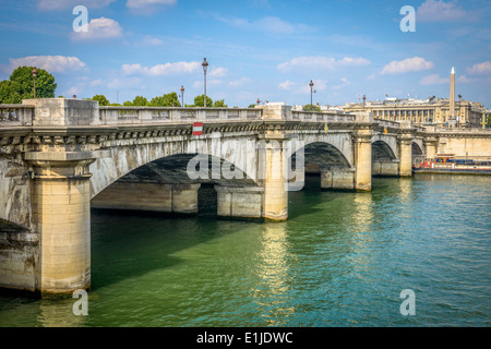 Blick auf die Pont De La Concorde und Place De La Concorde in Paris, Frankreich Stockfoto