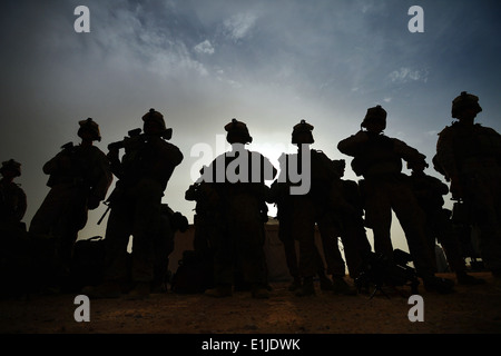 US-Marines, Lima Unternehmen, 3. Bataillon, 2. Marine Regiment zugewiesen, 26. Marine Expeditionary Unit auf Anweisungen warten Stockfoto