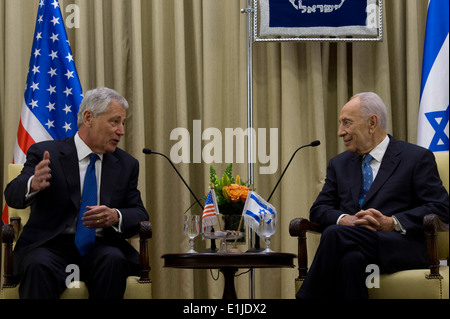 US-Verteidigungsminister Chuck Hagel, links, trifft mit israelischen Präsidenten Shimon Peres in Jerusalem, Israel, am 22. April 2013. Hag Stockfoto