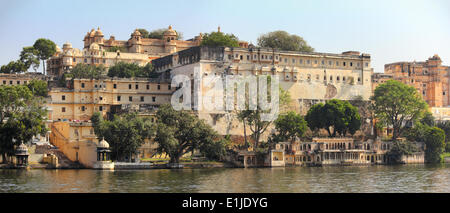 Schloss und See in Udaipur, Indien Stockfoto