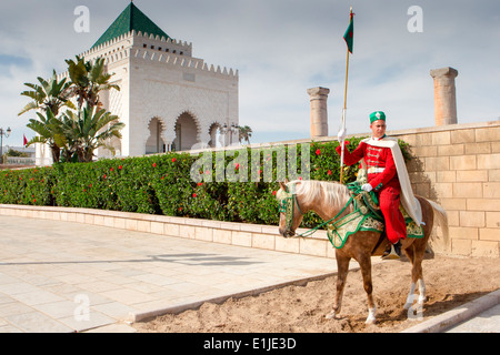 Königliche Garde zu Pferd am Eingang in das Mausoleum von Mohammed V in der Stadt Rabat in Marokko. Stockfoto