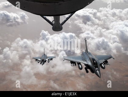 Zwei französische Rafale-Kampfflugzeuge vorzubereiten, Bildung nach der Luftbetankung mit einer KC-135 Stratotanker 23. April 2013, über M brechen Stockfoto