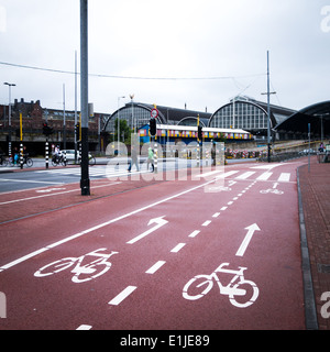 Cycleway cyclelane Pfade Radweg passiert auch Amsterdam Central Station Stockfoto