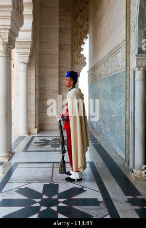 Eine königliche Wache steht neben einer Tür die Mohammed V Mausoleum in der Stadt Rabat in Marokko. Stockfoto