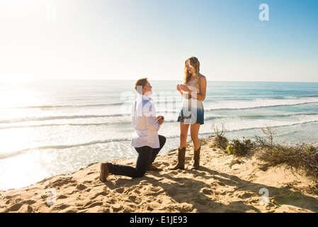 Junger Mann schlägt vor, Freundin am Strand, Torrey Pines, San Diego, Kalifornien, USA Stockfoto